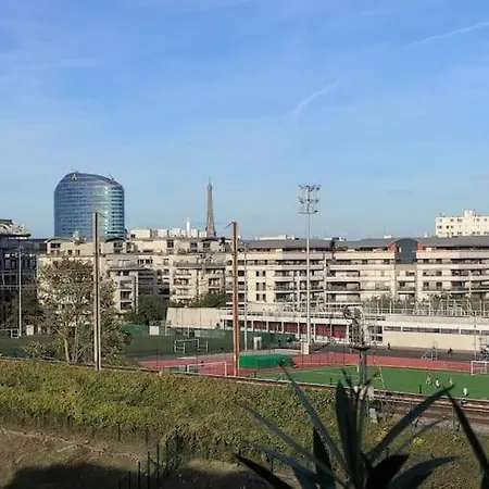 Avec Terrasse Proche Des Transports. Issy-les-Moulineaux